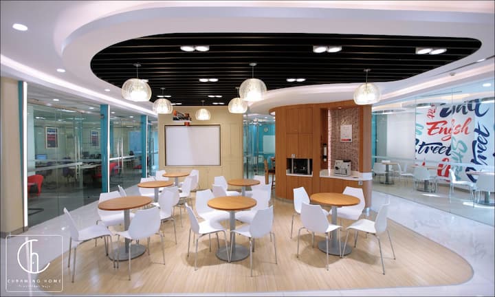 Giám đốc học viện cùng học sinh